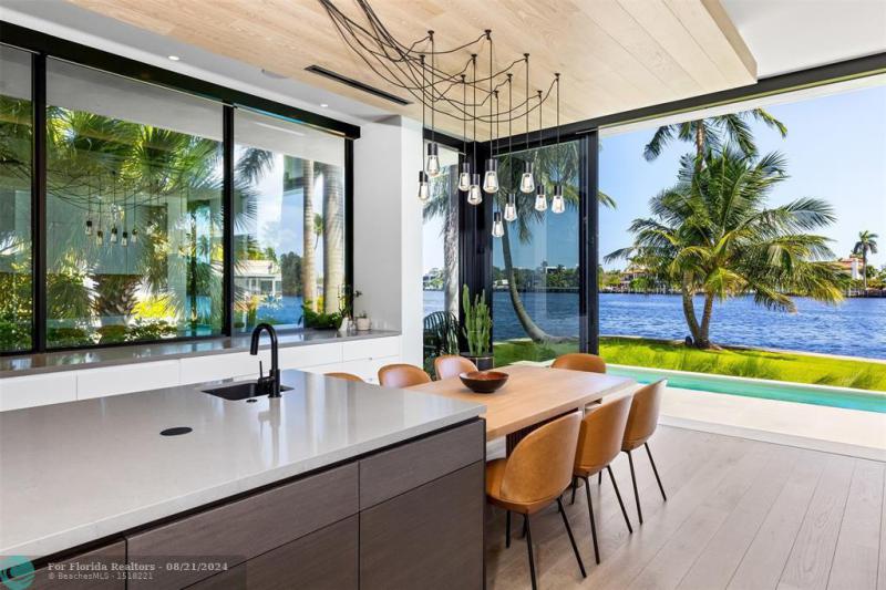  Single Family Homes Photo 15: 516 Mola Ave  Fort Lauderdale,  FL 33301