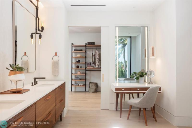  Single Family Homes Photo 31: 516 Mola Ave  Fort Lauderdale,  FL 33301