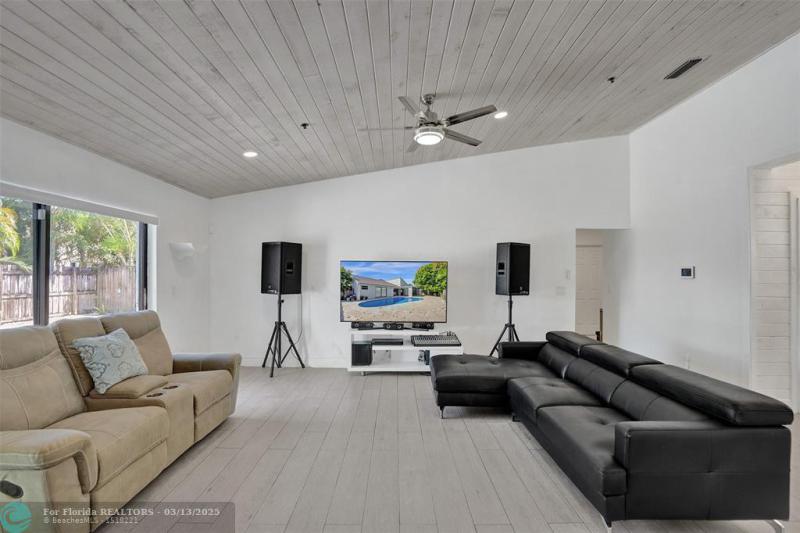  Single Family Homes Photo 12: 7471 NW 35th Ct  Lauderhill,  FL 33319