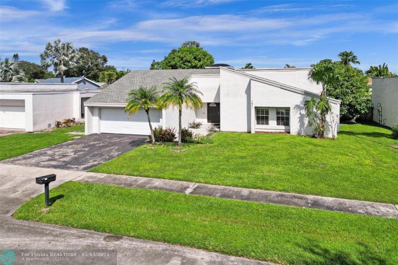  Single Family Homes Photo 5: 7471 NW 35th Ct  Lauderhill,  FL 33319