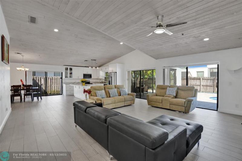  Single Family Homes Photo 6: 7471 NW 35th Ct  Lauderhill,  FL 33319