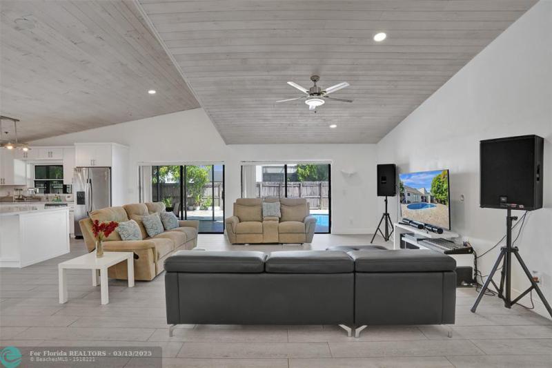  Single Family Homes Photo 7: 7471 NW 35th Ct  Lauderhill,  FL 33319