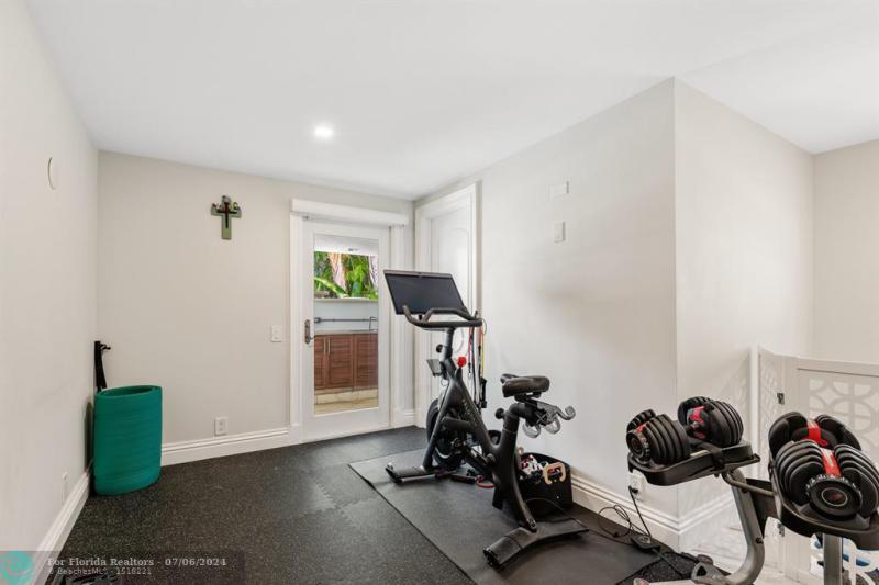  Single Family Homes Photo 39: 2307 N RIVERSIDE DR  Pompano Beach,  FL 33062