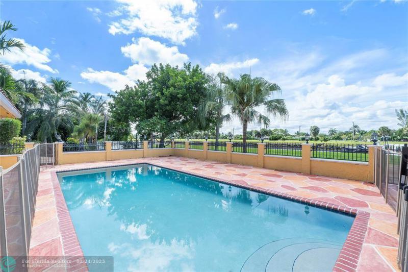  Single Family Homes Photo 6: 133 SW 121st Way  Coral Springs,  FL 33071