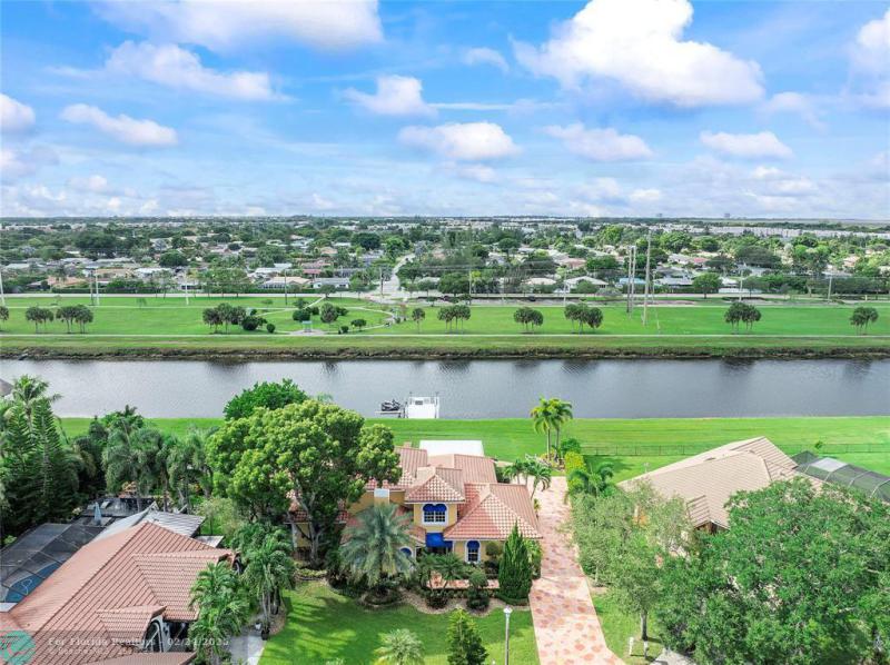  Single Family Homes Photo 9: 133 SW 121st Way  Coral Springs,  FL 33071