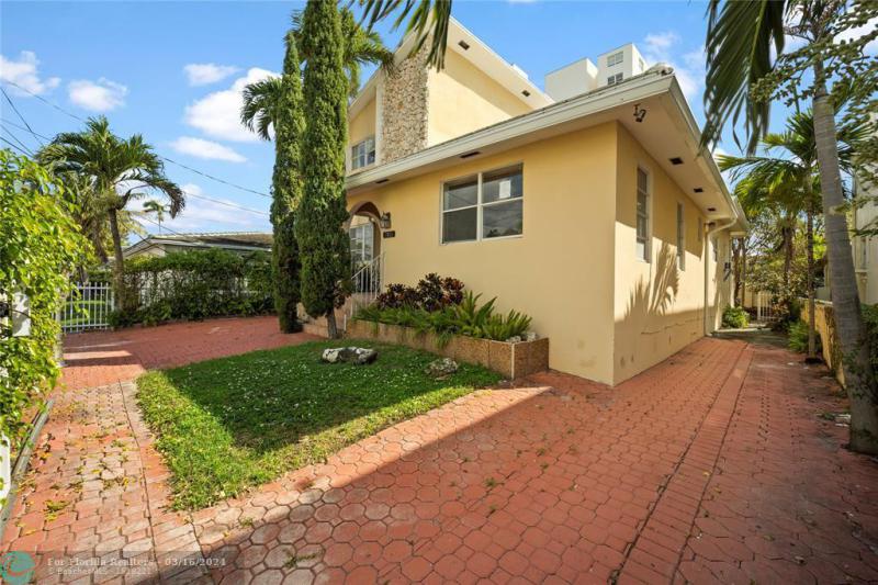  Single Family Homes Photo 5: 7811 Carlyle Ave  Miami Beach,  FL 33141