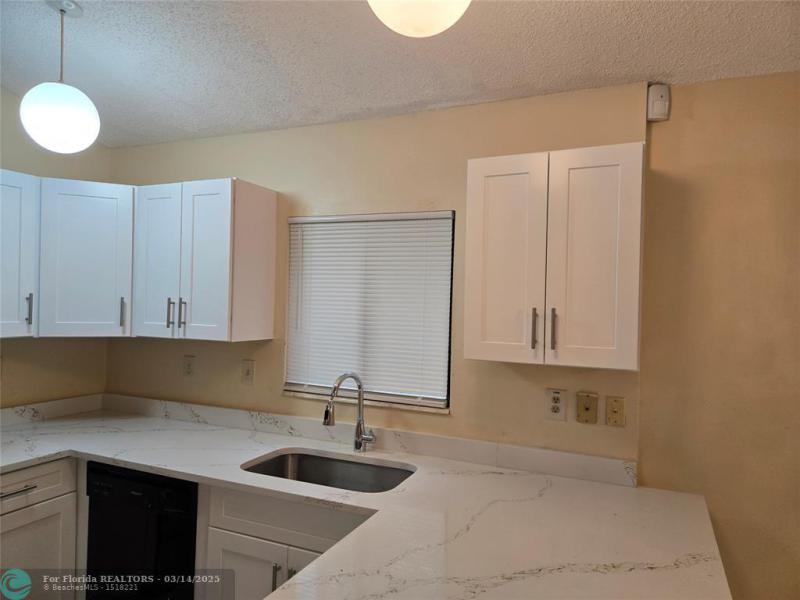  Single Family Homes Photo 11: 913 E Maple St  North Lauderdale,  FL 33068