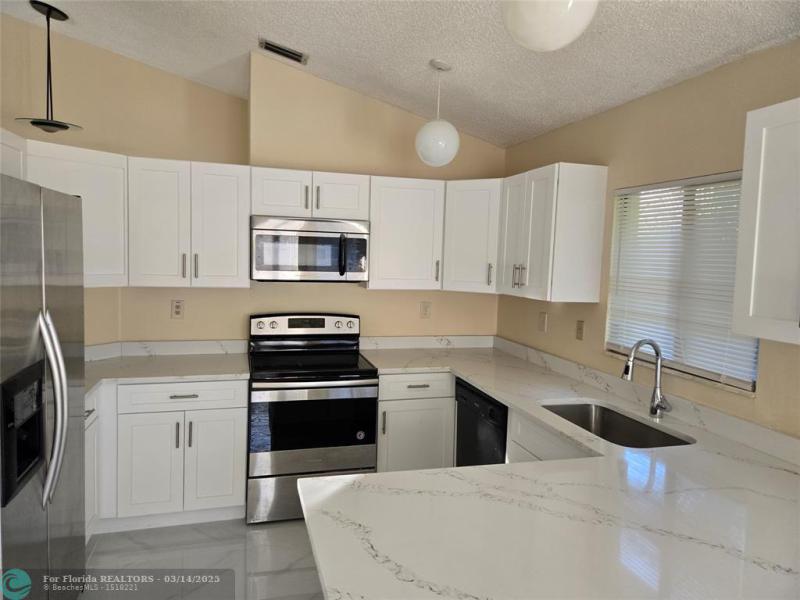  Single Family Homes Photo 12: 913 E Maple St  North Lauderdale,  FL 33068