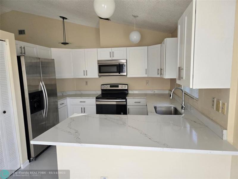  Single Family Homes Photo 13: 913 E Maple St  North Lauderdale,  FL 33068