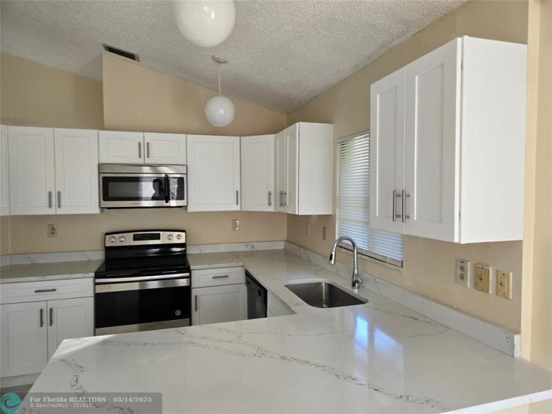  Single Family Homes Photo 14: 913 E Maple St  North Lauderdale,  FL 33068