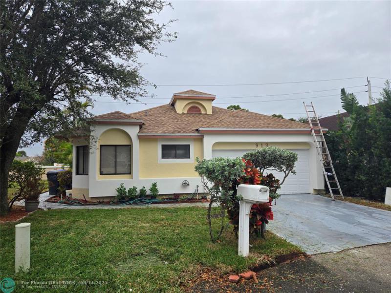  Single Family Homes Photo 2: 913 E Maple St  North Lauderdale,  FL 33068