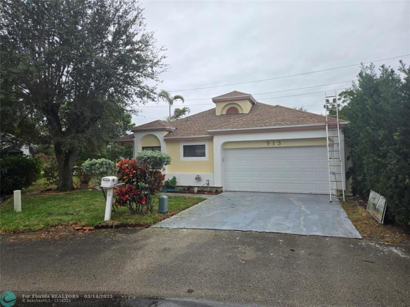  Single Family Homes Photo 3: 913 E Maple St  North Lauderdale,  FL 33068