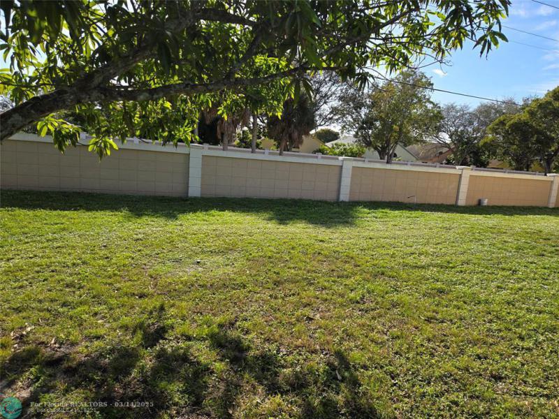  Single Family Homes Photo 4: 913 E Maple St  North Lauderdale,  FL 33068