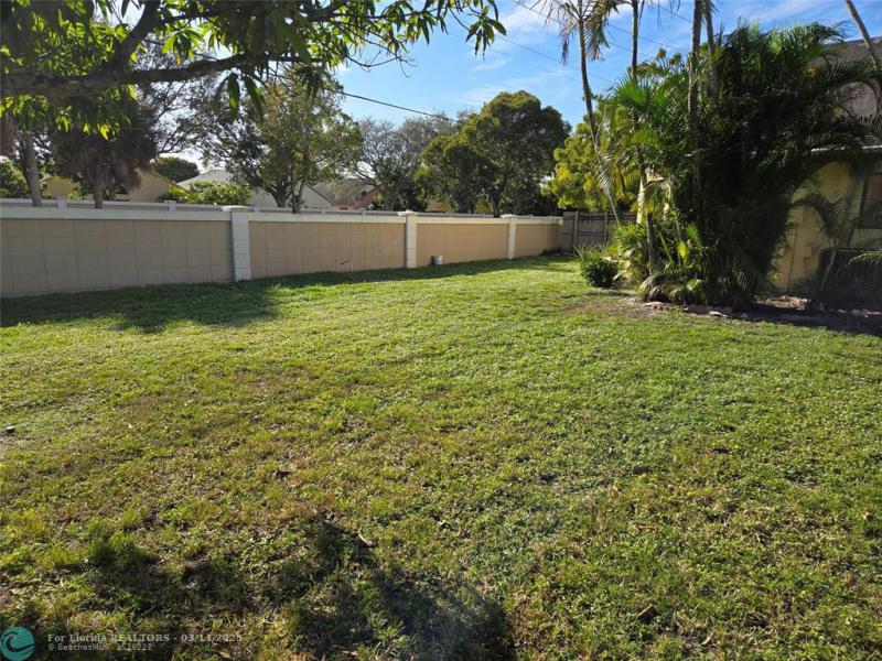  Single Family Homes Photo 5: 913 E Maple St  North Lauderdale,  FL 33068