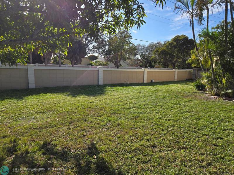  Single Family Homes Photo 6: 913 E Maple St  North Lauderdale,  FL 33068