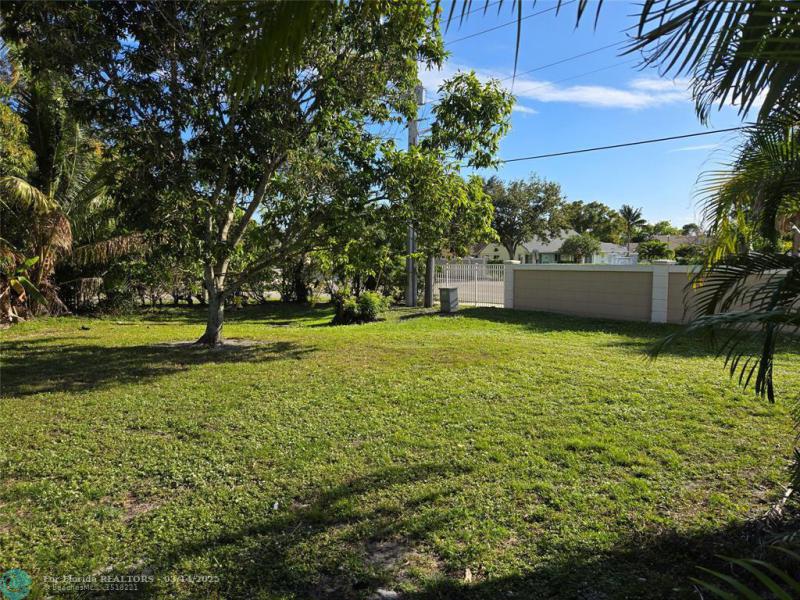  Single Family Homes Photo 7: 913 E Maple St  North Lauderdale,  FL 33068