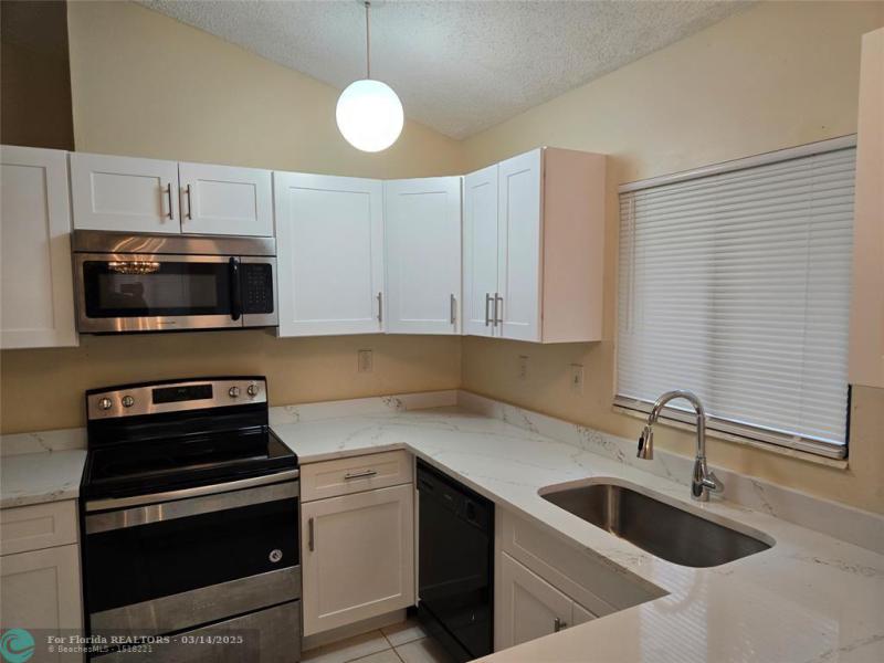  Single Family Homes Photo 9: 913 E Maple St  North Lauderdale,  FL 33068