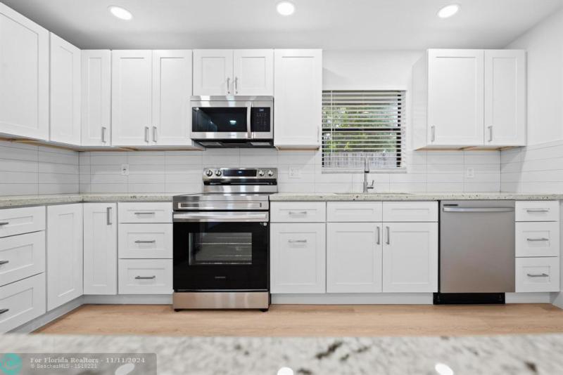  Single Family Homes Photo 5: 8511 NW 51st Ct  Lauderhill,  FL 33351