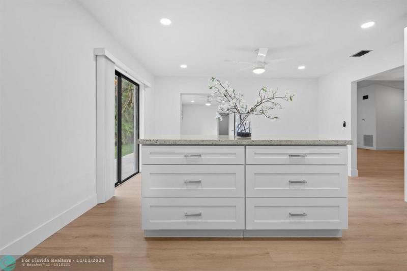  Single Family Homes Photo 6: 8511 NW 51st Ct  Lauderhill,  FL 33351