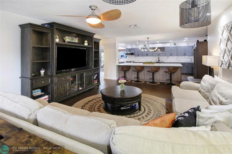  Single Family Homes Photo 10: 124 E Palm Dr  Margate,  FL 33063