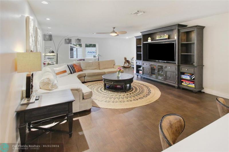  Single Family Homes Photo 11: 124 E Palm Dr  Margate,  FL 33063