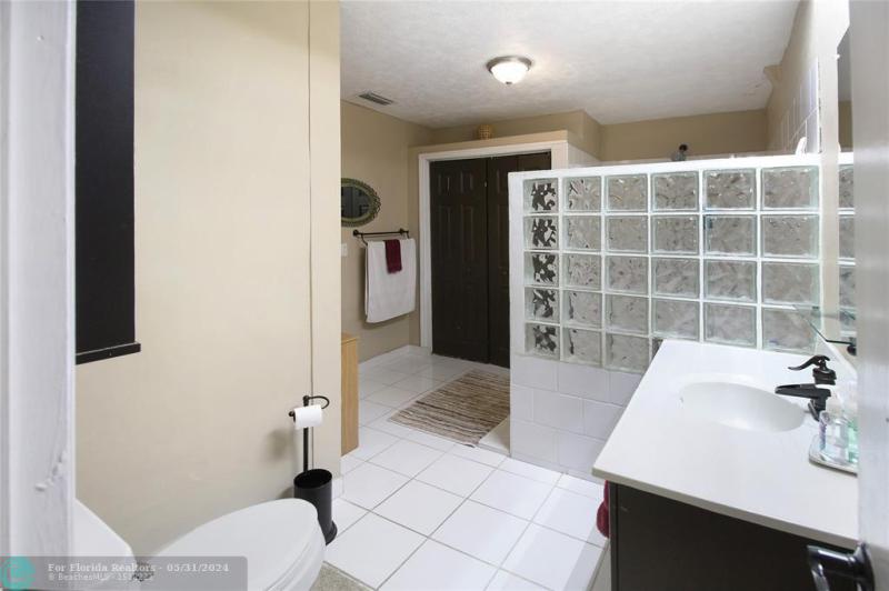  Single Family Homes Photo 32: 124 E Palm Dr  Margate,  FL 33063