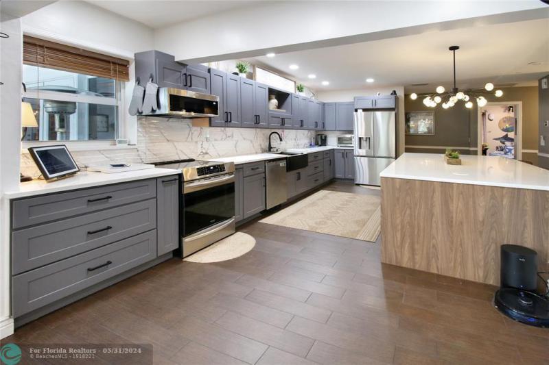  Single Family Homes Photo 5: 124 E Palm Dr  Margate,  FL 33063