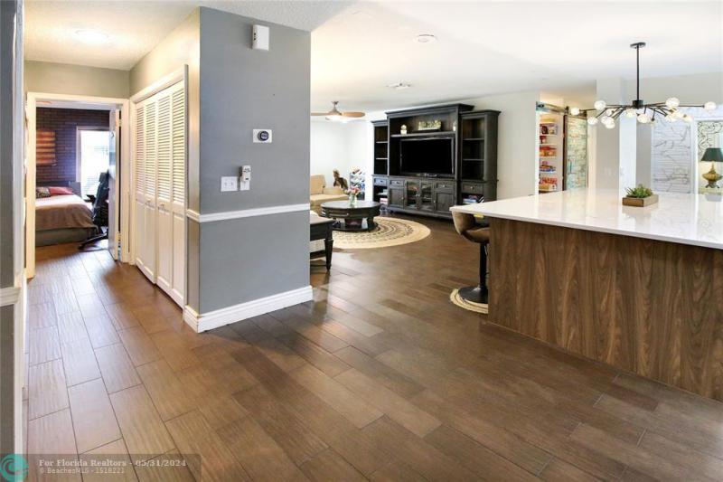  Single Family Homes Photo 9: 124 E Palm Dr  Margate,  FL 33063