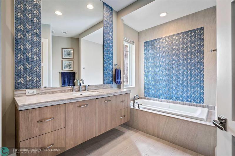  Single Family Homes Photo 42: 3211 NE 27th Ave  Lighthouse Point,  FL 33064