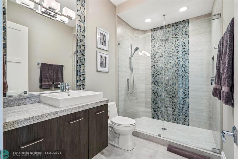  Single Family Homes Photo 44: 3211 NE 27th Ave  Lighthouse Point,  FL 33064