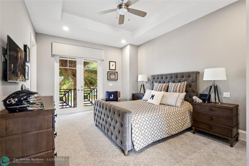  Single Family Homes Photo 45: 3211 NE 27th Ave  Lighthouse Point,  FL 33064