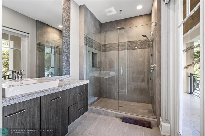  Single Family Homes Photo 46: 3211 NE 27th Ave  Lighthouse Point,  FL 33064