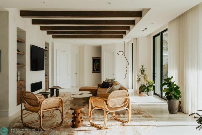  Single Family Homes Photo 10: 2300 NE 34th Ct  Lighthouse Point,  FL 33064