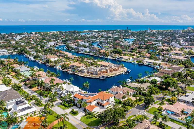  Single Family Homes Photo 2: 2300 NE 34th Ct  Lighthouse Point,  FL 33064