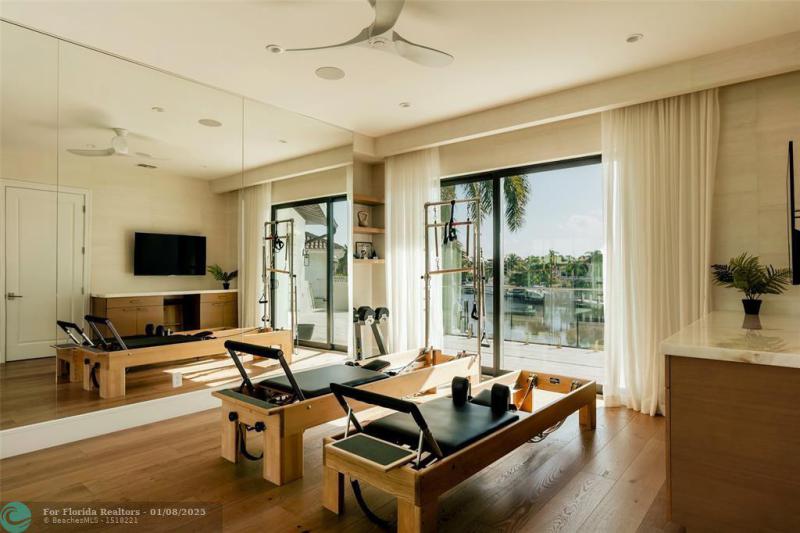  Single Family Homes Photo 24: 2300 NE 34th Ct  Lighthouse Point,  FL 33064