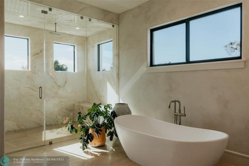  Single Family Homes Photo 32: 2300 NE 34th Ct  Lighthouse Point,  FL 33064