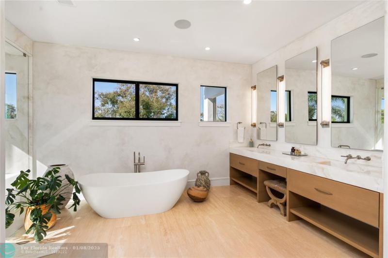  Single Family Homes Photo 34: 2300 NE 34th Ct  Lighthouse Point,  FL 33064