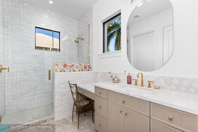  Single Family Homes Photo 37: 2300 NE 34th Ct  Lighthouse Point,  FL 33064