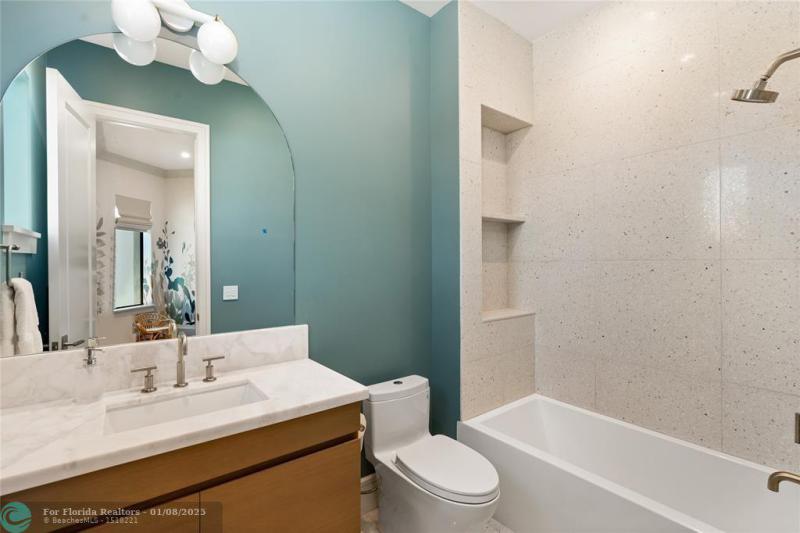  Single Family Homes Photo 39: 2300 NE 34th Ct  Lighthouse Point,  FL 33064