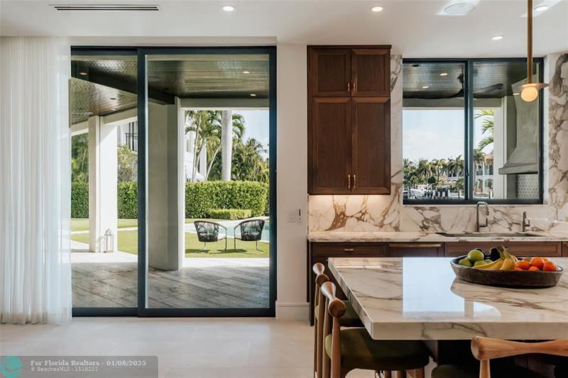  Single Family Homes Photo 6: 2300 NE 34th Ct  Lighthouse Point,  FL 33064