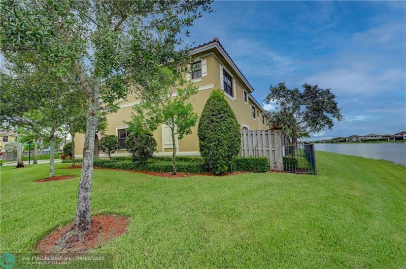  Condo & Townhome Photos