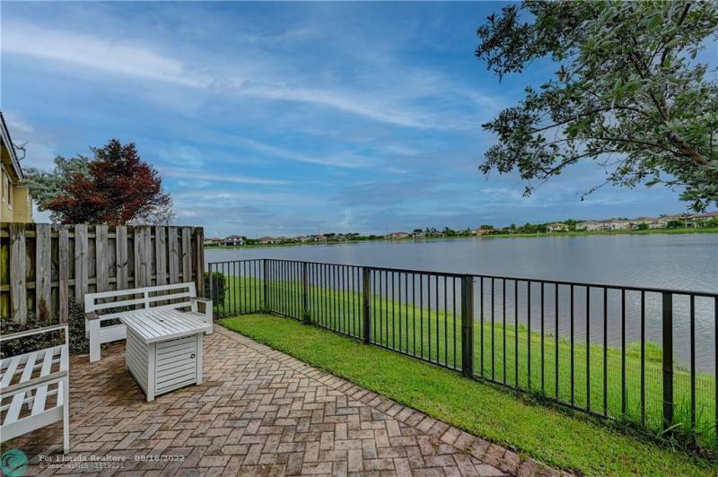  Condo & Townhome Photos