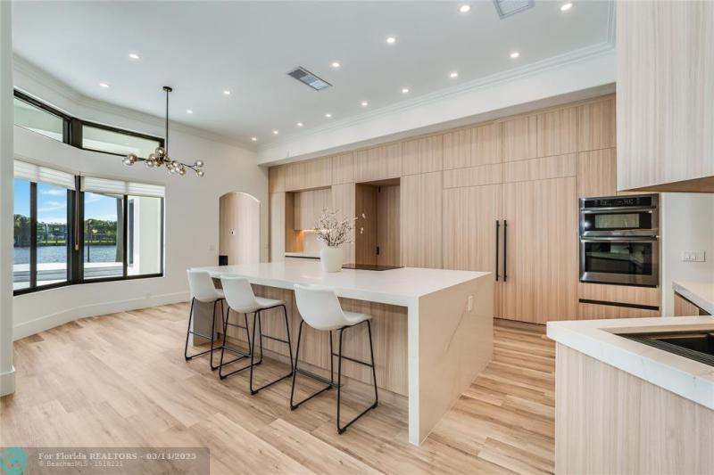  Single Family Homes Photo 10: 1110 N Southlake Dr.  Hollywood,  FL 33019