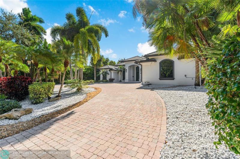  Single Family Homes Photo 16: 1110 N Southlake Dr.  Hollywood,  FL 33019