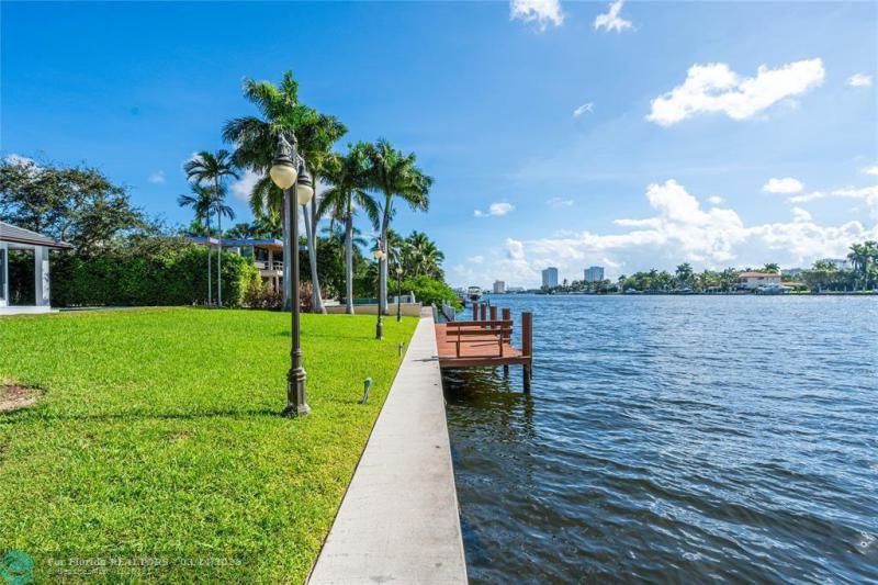  Single Family Homes Photo 4: 1110 N Southlake Dr.  Hollywood,  FL 33019