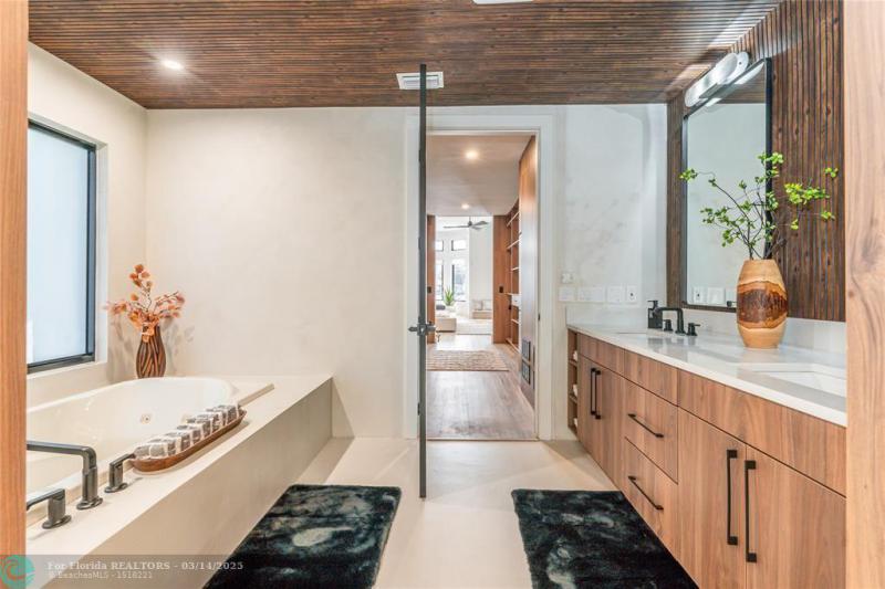  Single Family Homes Photo 41: 1110 N Southlake Dr.  Hollywood,  FL 33019