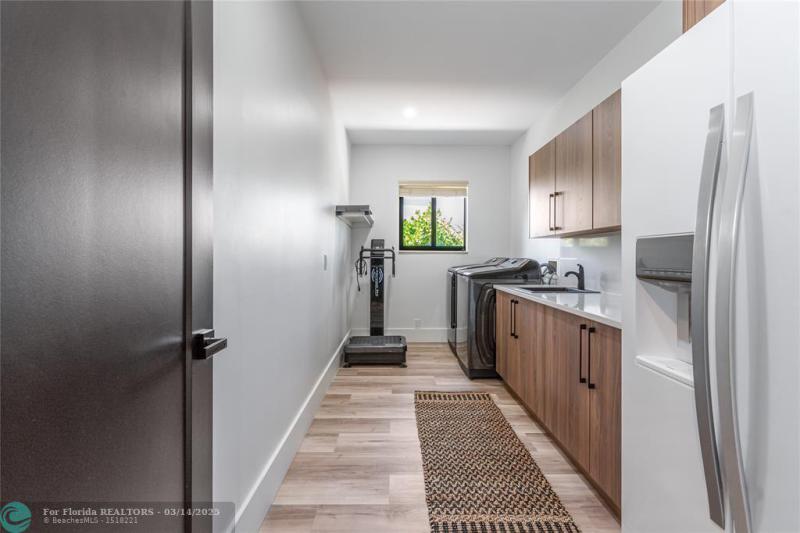  Single Family Homes Photo 49: 1110 N Southlake Dr.  Hollywood,  FL 33019