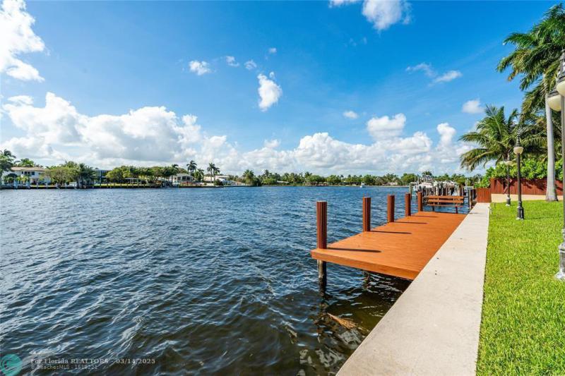  Single Family Homes Photo 5: 1110 N Southlake Dr.  Hollywood,  FL 33019