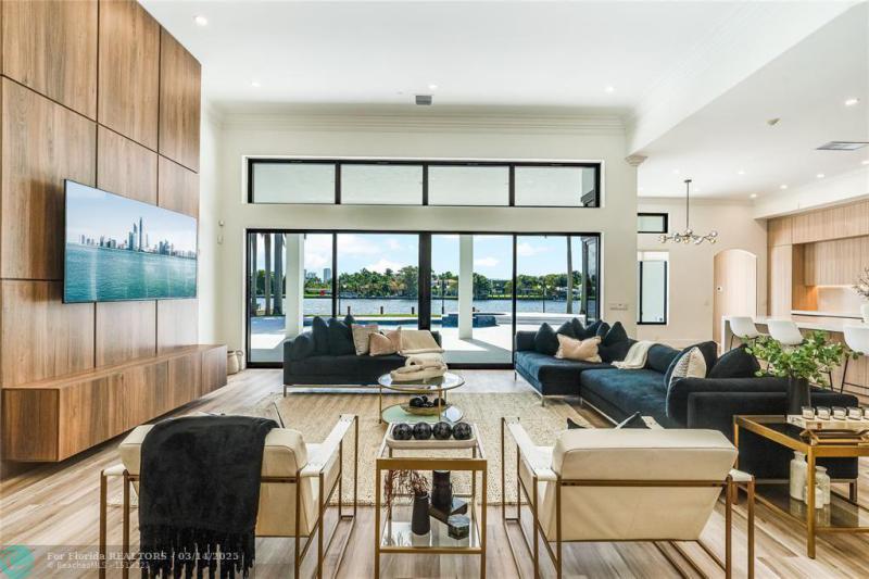  Single Family Homes Photo 7: 1110 N Southlake Dr.  Hollywood,  FL 33019