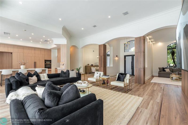  Single Family Homes Photo 8: 1110 N Southlake Dr.  Hollywood,  FL 33019